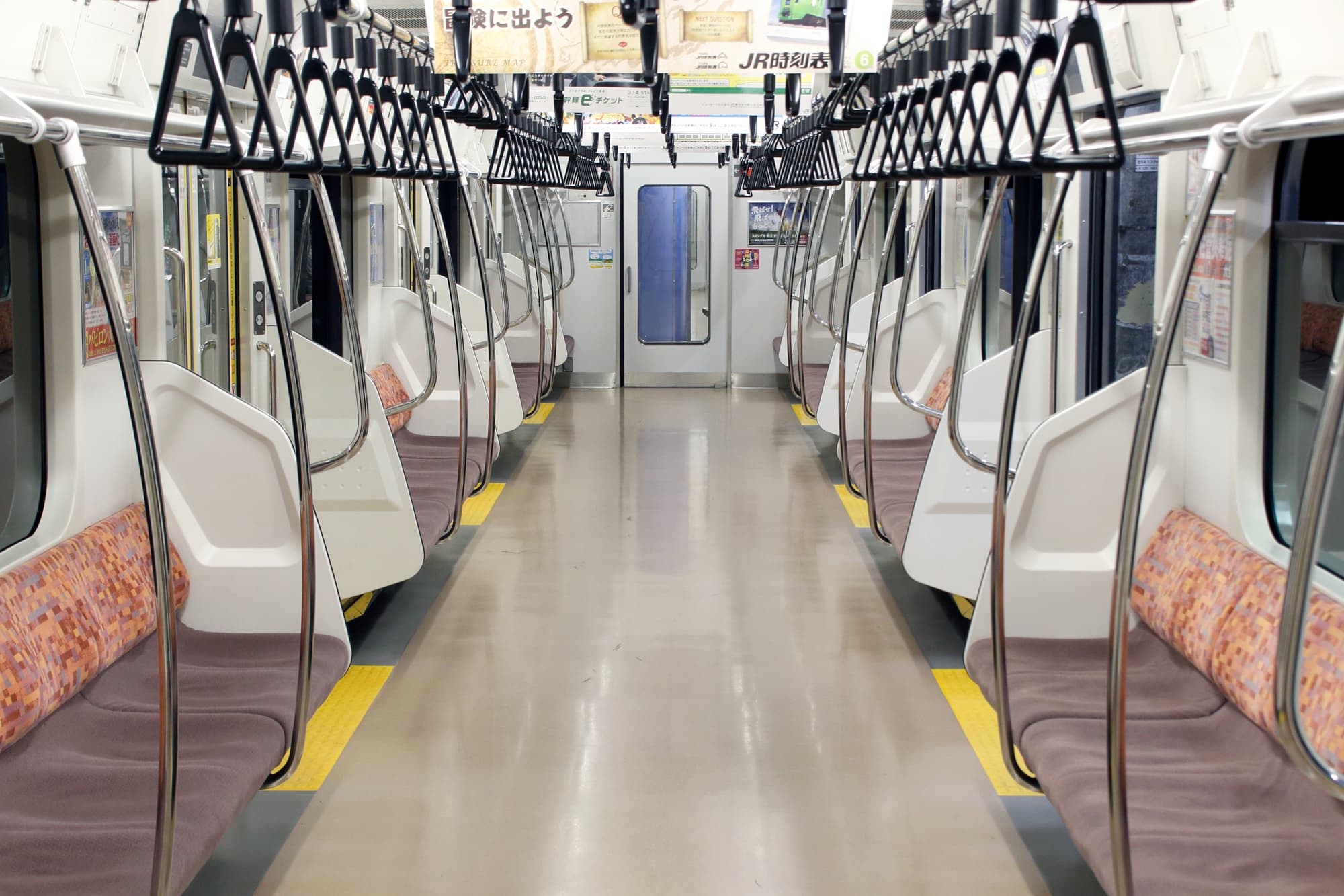 【電車の床の素材】主な種類やその特徴・関連製品を紹介