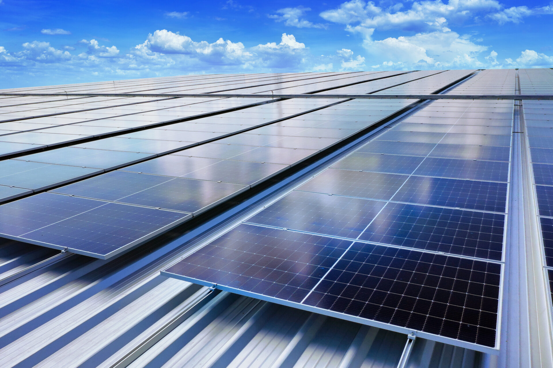 太陽光発電は非常用電源として使える？災害・停電時の利用について解説